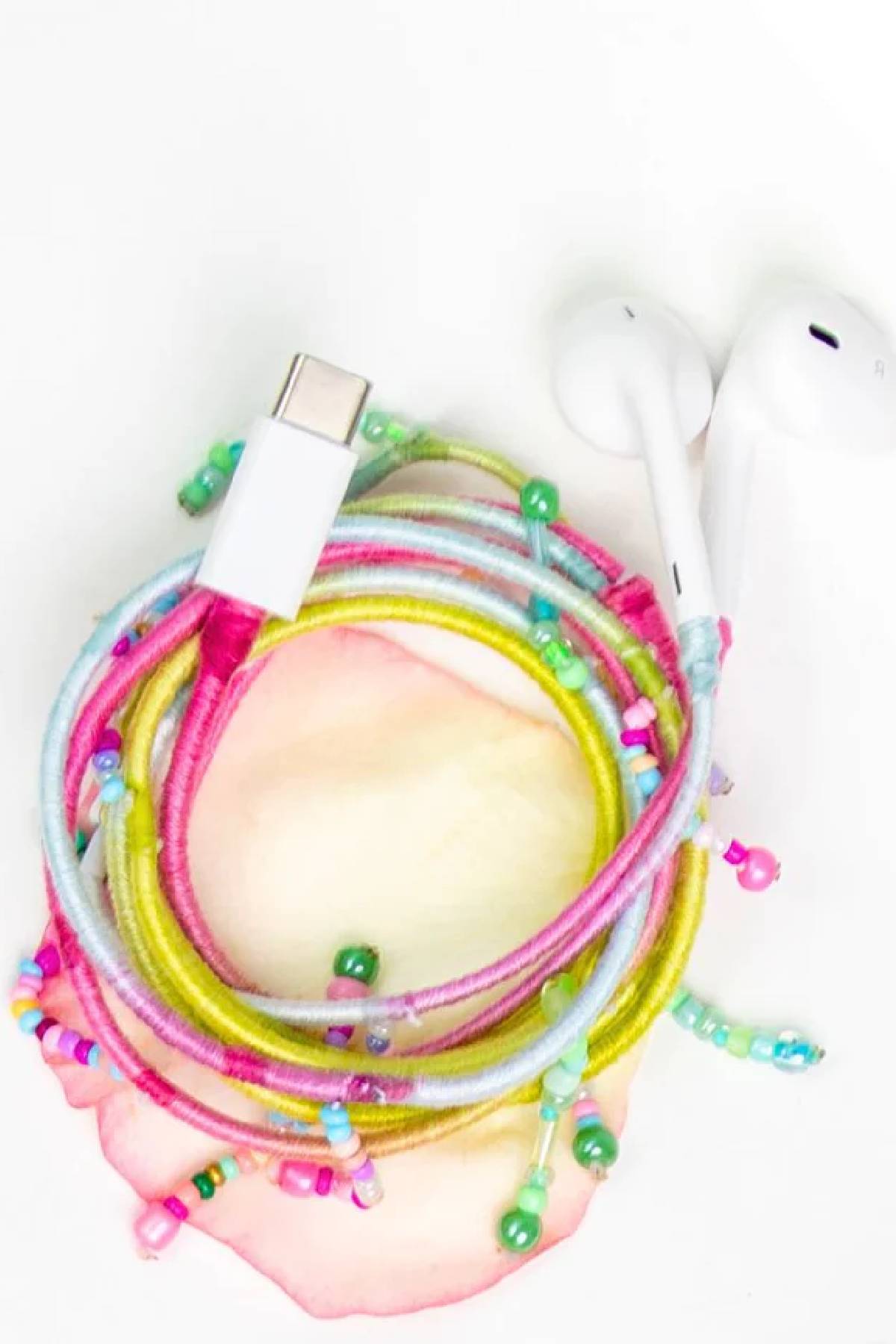 LE POM POM Earphones With Dangling Beads - Cotton Candy